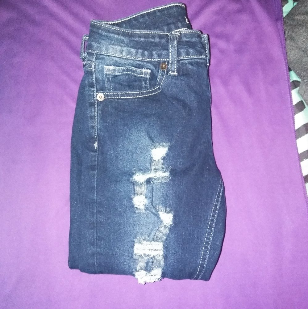 SHORT RIPPED JEANS